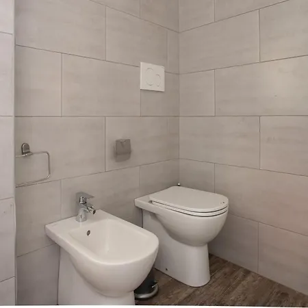 The Rent - Beautiful With Balcony In Porta Romana Διαμέρισμα *