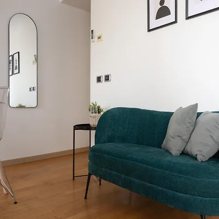 The Rent - Beautiful With Balcony In Porta Romana Μιλάνο