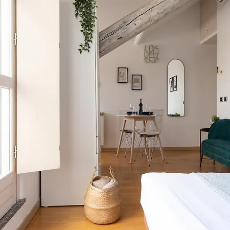 The Rent - Beautiful With Balcony In Porta Romana Μιλάνο